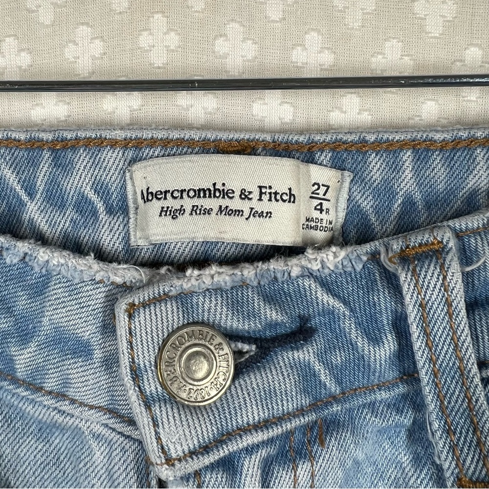 Abercrombie & Fitch Light Wash‎ Curve Love High Rise Mom Jeans - Picture 4 of 6